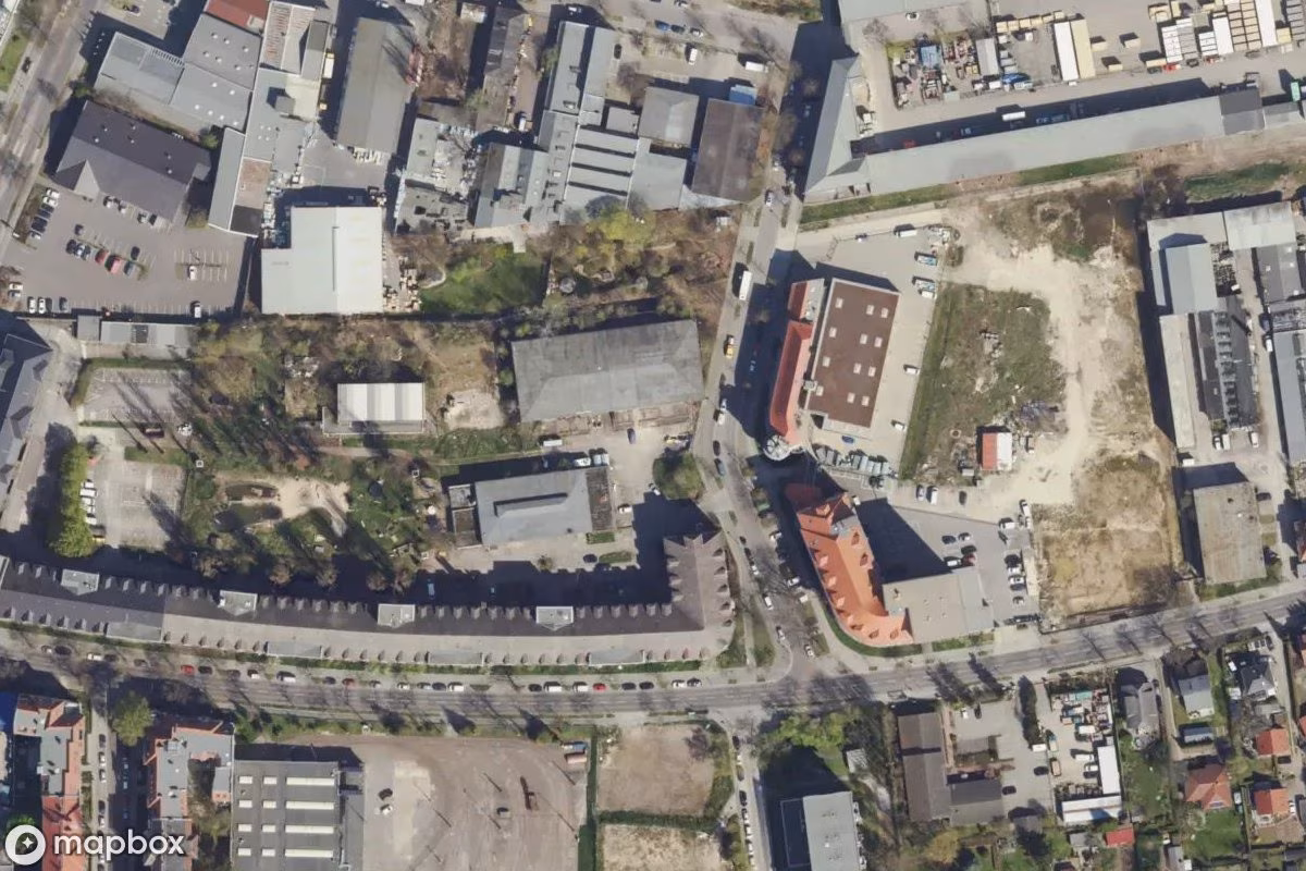 Fabrik mit Lagerhalle