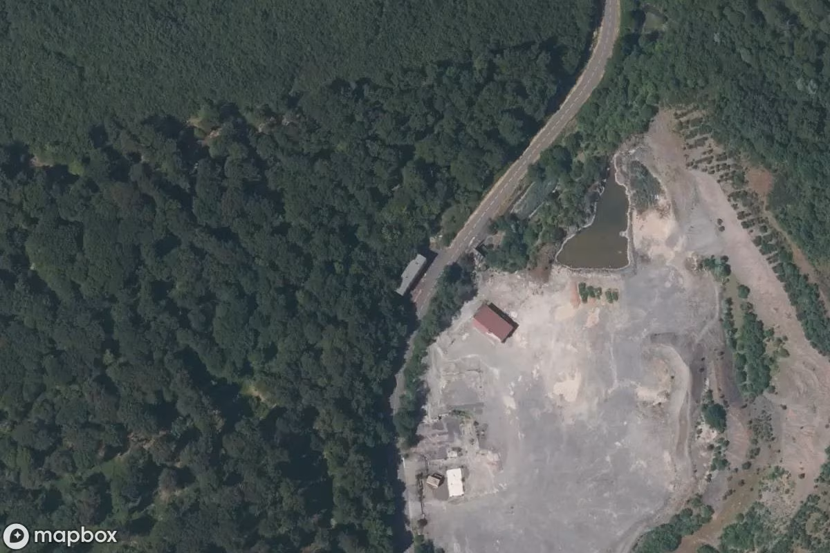 Steinbruch mit Gebäude