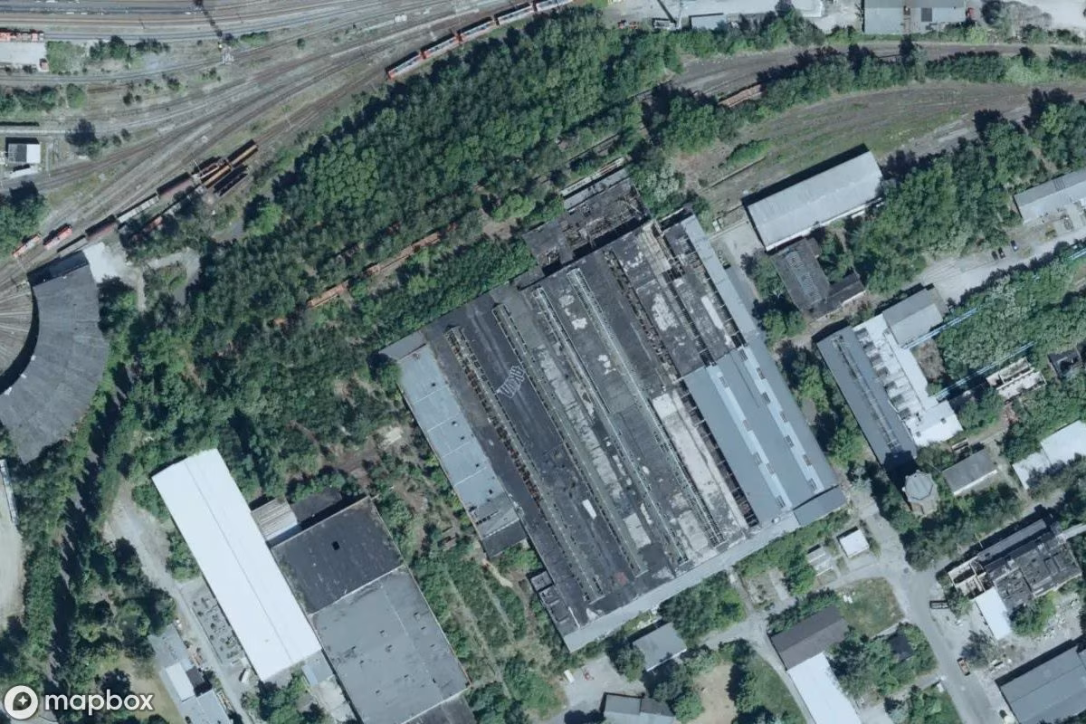 Bahngelände mit Fabrikhallen