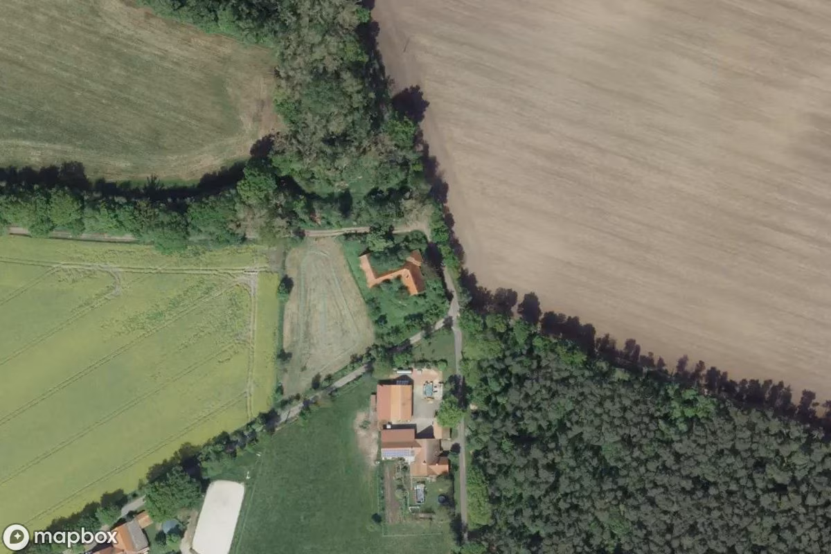 Bauernhaus mit Traktor