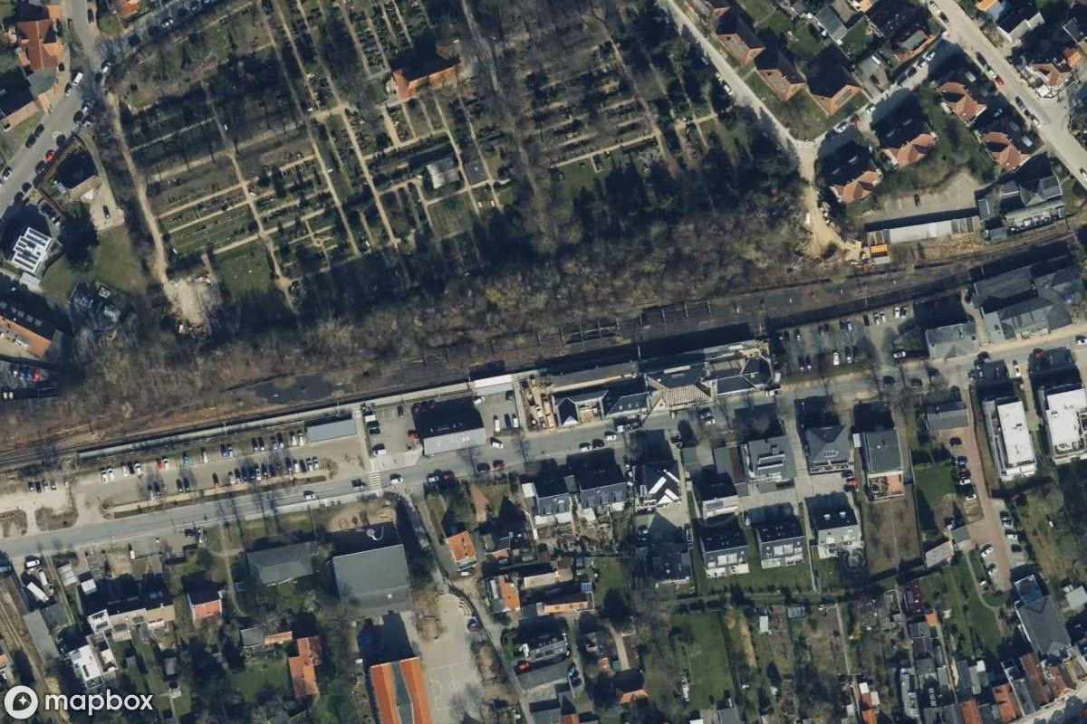 Bahnsteig und Bahnhofsgebäude