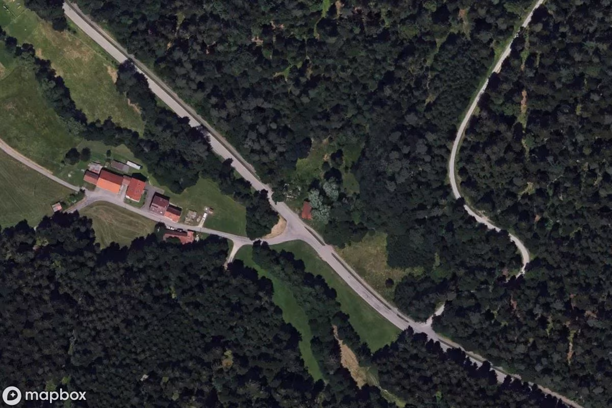 Bauernhaus mit Brandruine