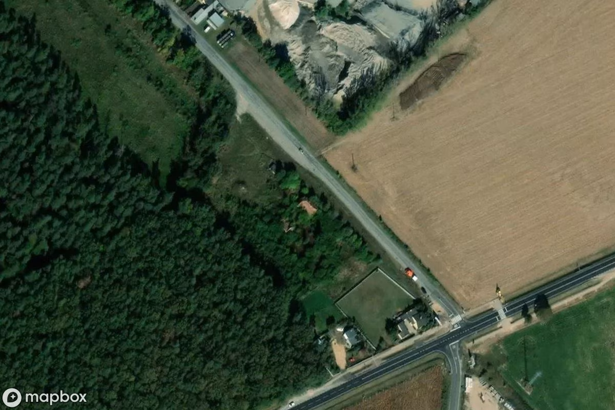 Chalet und Bahnhaltestelle