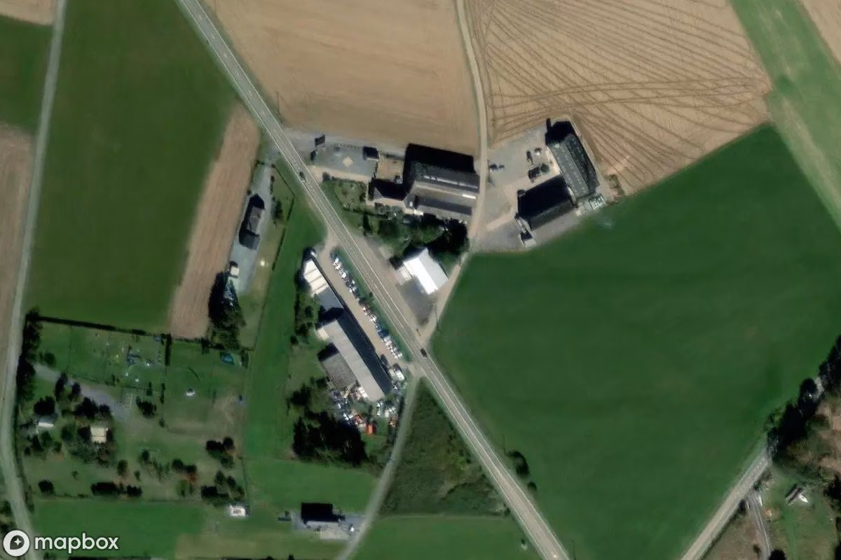 Satellitbillede set fra luften af L'Escale Bistrot Restaurant, et forladt Hotel i Feschaux, Belgien