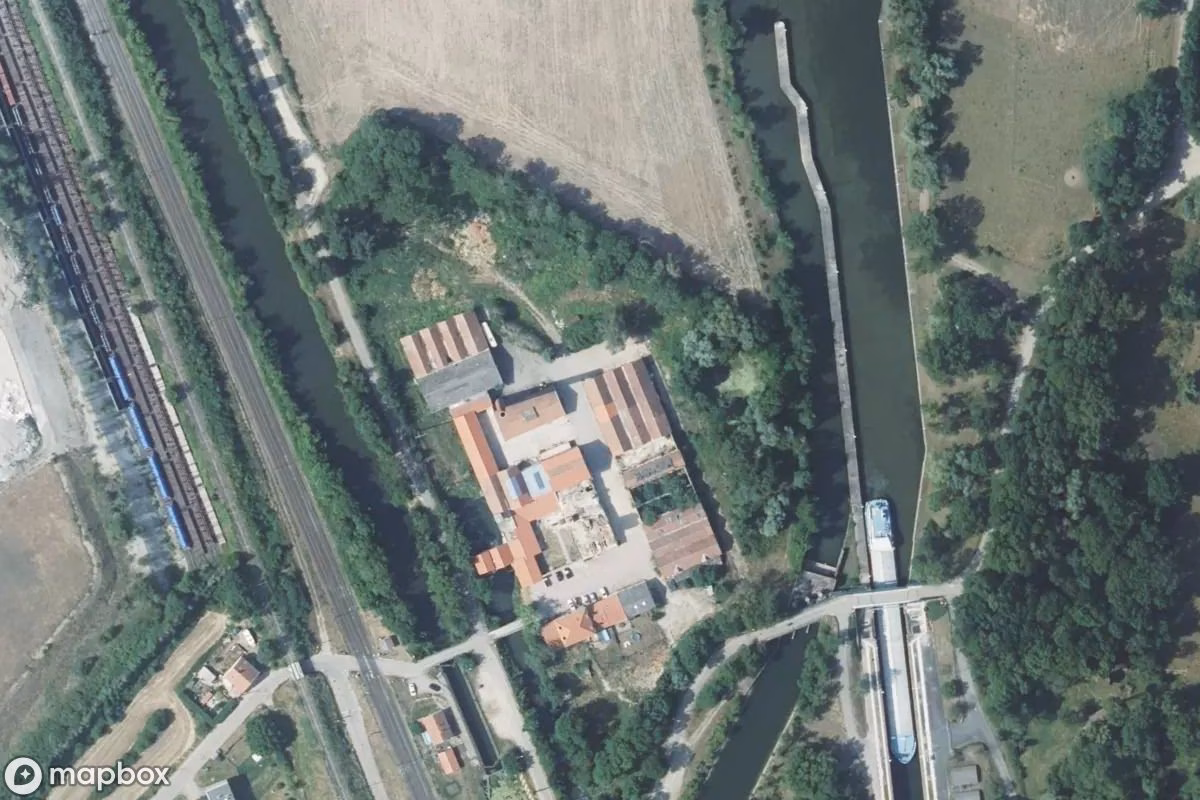 Satelitní letecký pohled na Schwimmbad Dieulouard, opuštěné Bazén v Blénod-lès-Pont-à-Mousson, Francie