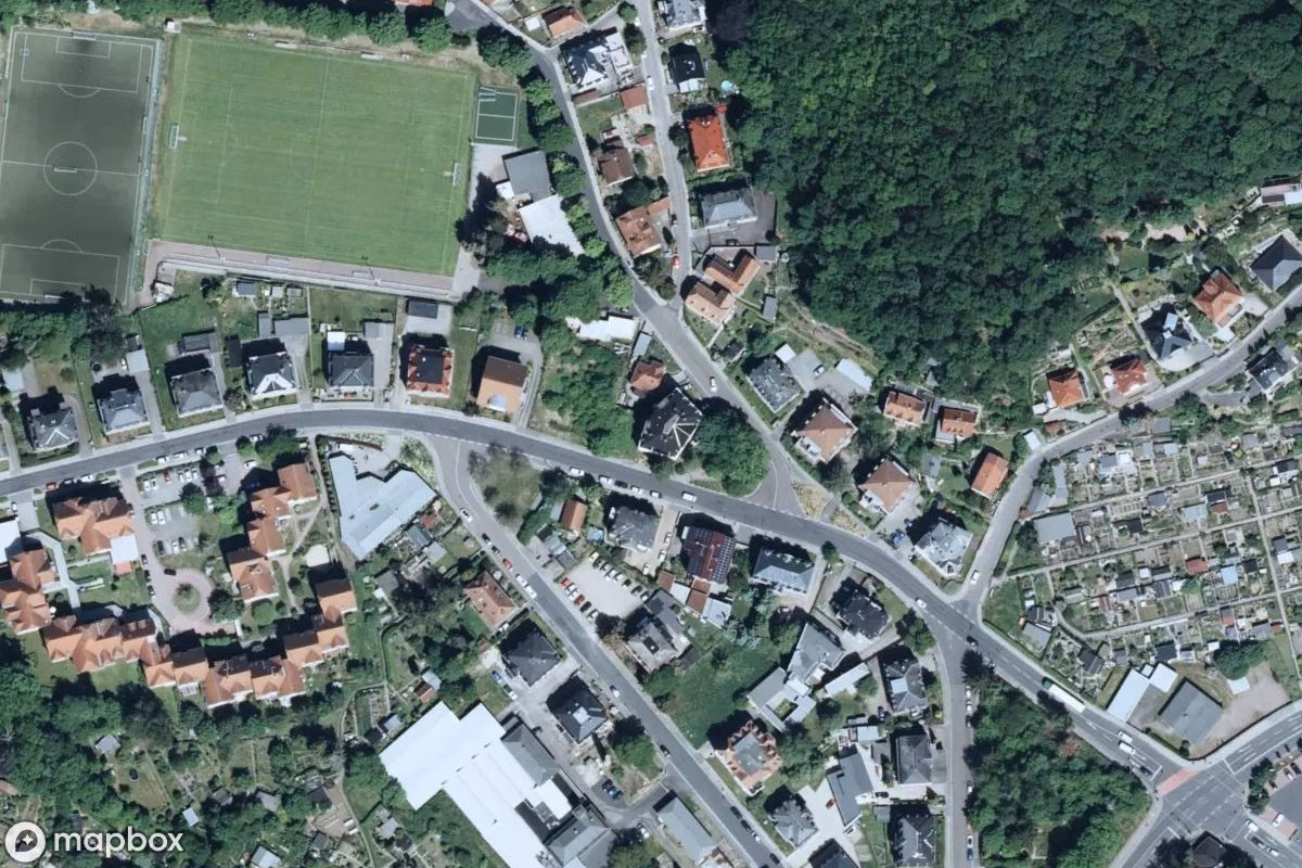 Satellitenansicht von Wohnhaus mit Einzelhandel, eine verlassene Wohnhaus in Freital, Deutschland