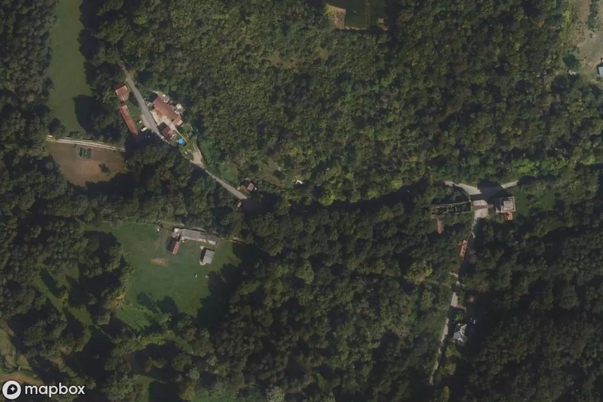 Vista aérea por satélite de Maison Rhus, un Residencia abandonado en Épiais-Rhus, Francia