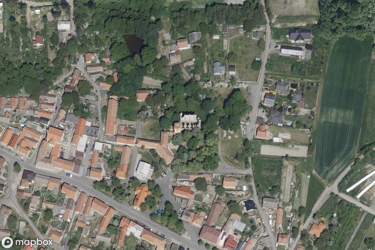 Satelitní letecký pohled na Lost Place, opuštěné  v Panenský Týnec, Česko