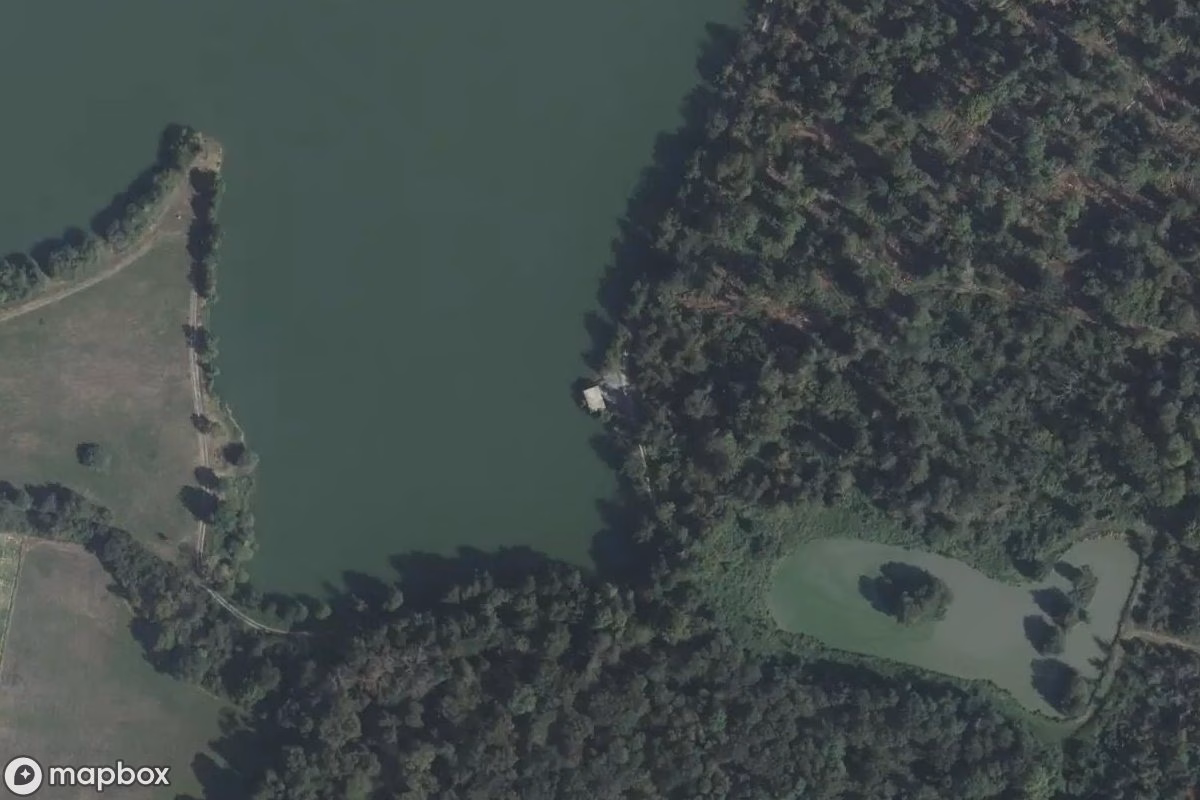 Satelitní letecký pohled na Infanteriebunker am See, opuštěné Bunkr v Burnhaupt-le-Bas, Francie
