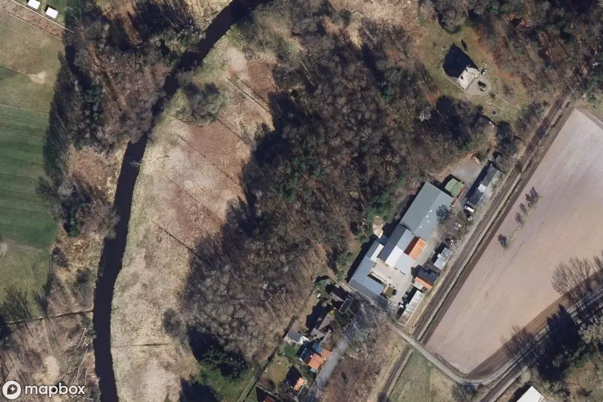 Vista aérea por satélite de Bunker mit wachenden Statuen, un Búnker abandonado en Walsrode, Alemania