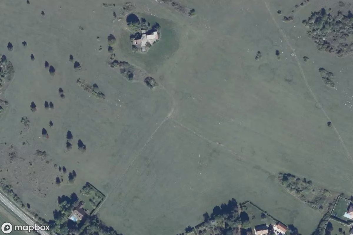 Satellitbild från luften av Villa Du Rêve, en övergiven Bostadshus i Darois, Frankrike