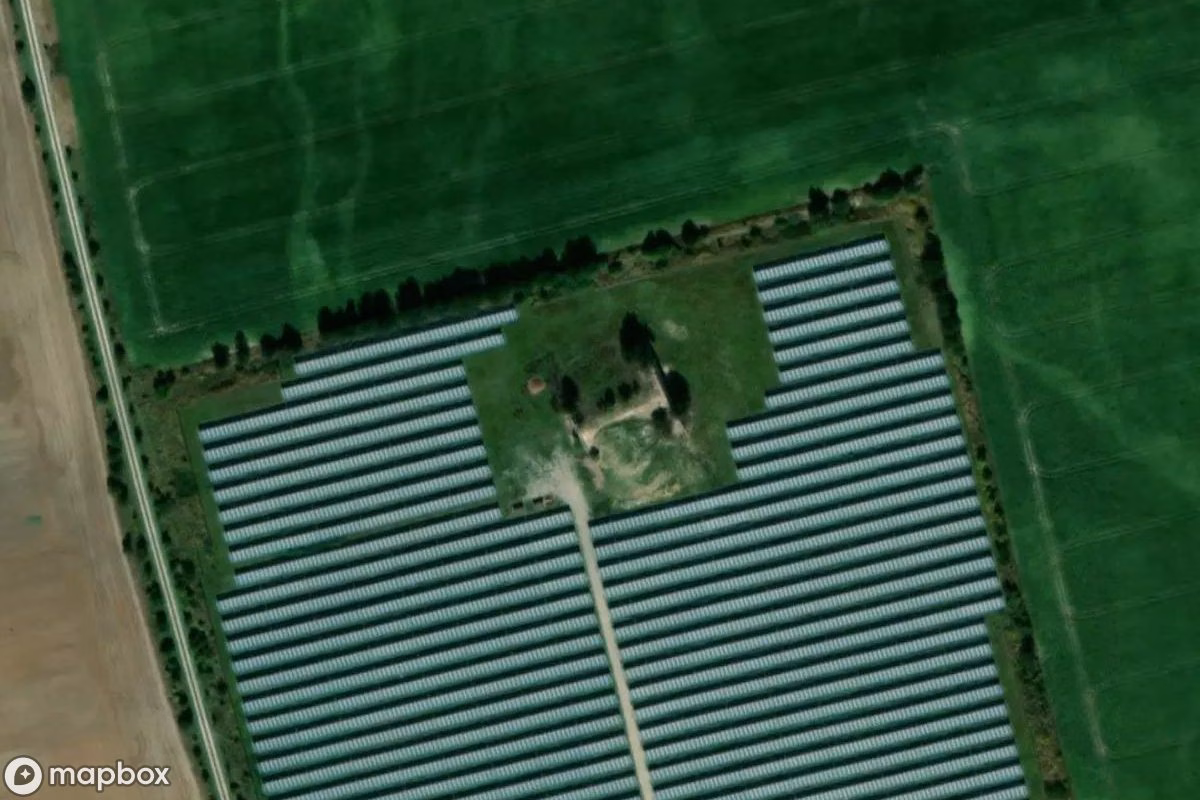 Vue aérienne satellite de Ehemaliger Flugzeughangar, un  abandonné à Goethestadt Bad Lauchstädt, Allemagne