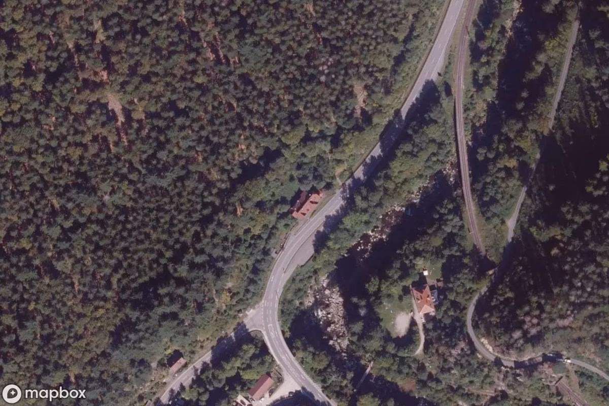 Satellietbeeld vanuit de lucht van Hotel Wasserfall, een verlaten Hotel in Forbach, Duitsland