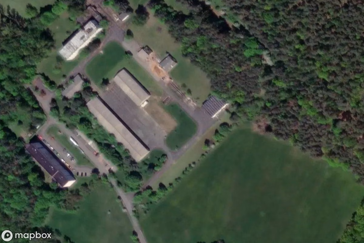 Satelitní letecký pohled na NVA-Gelände Seeberg, opuštěné v Günthersleben, Německo