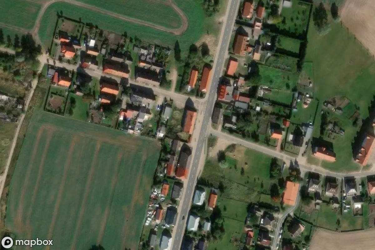Satellietbeeld vanuit de lucht van Gaststätte, een verlaten Restaurant in Stavenhagen, Duitsland
