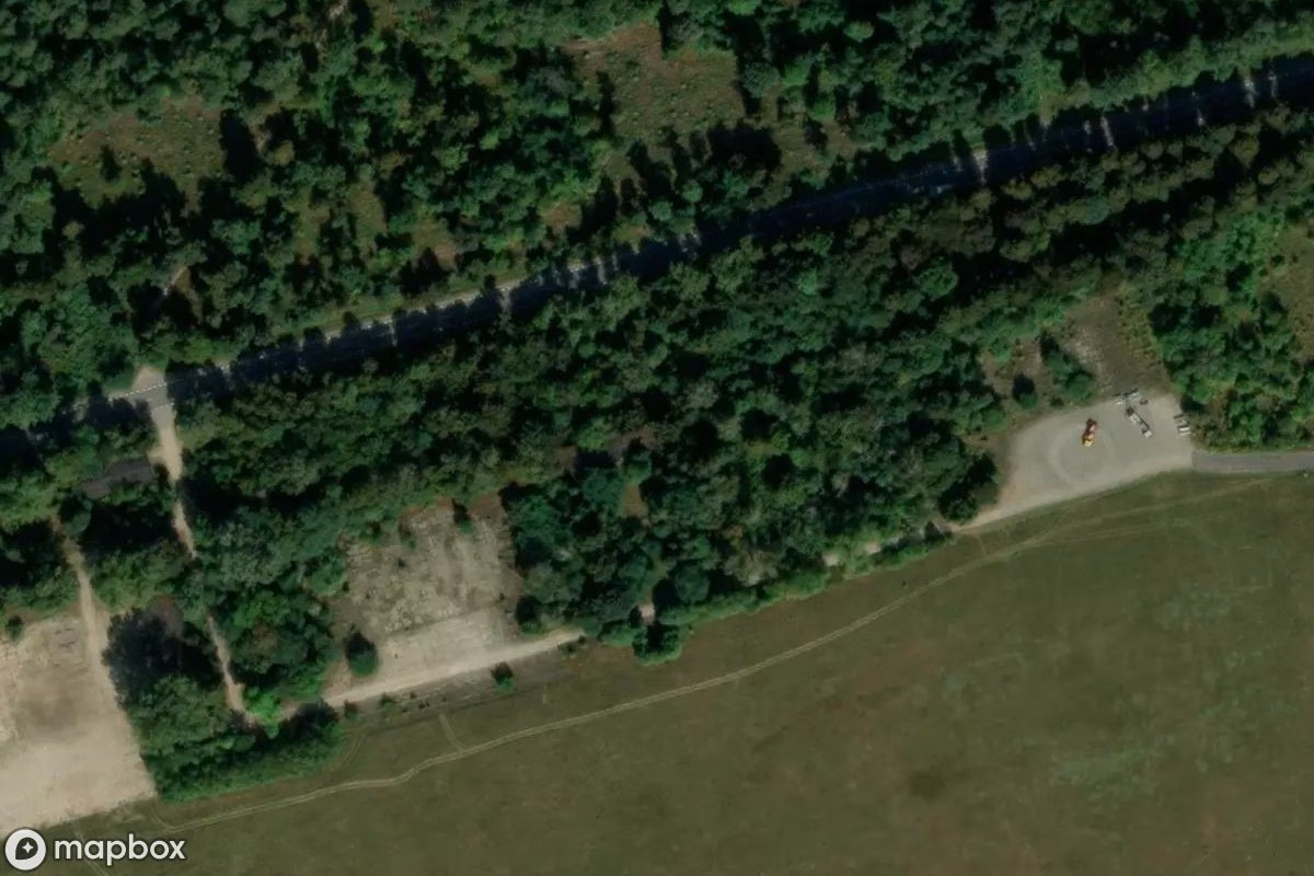 Satelitní letecký pohled na Postmilitärischer Flughafen, opuštěné Vojenský objekt v Cieśle, Polsko