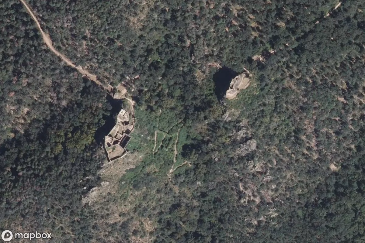 Satellitbillede set fra luften af Château Ulriches, et forladt Slot i Ribeauvillé, Frankrig