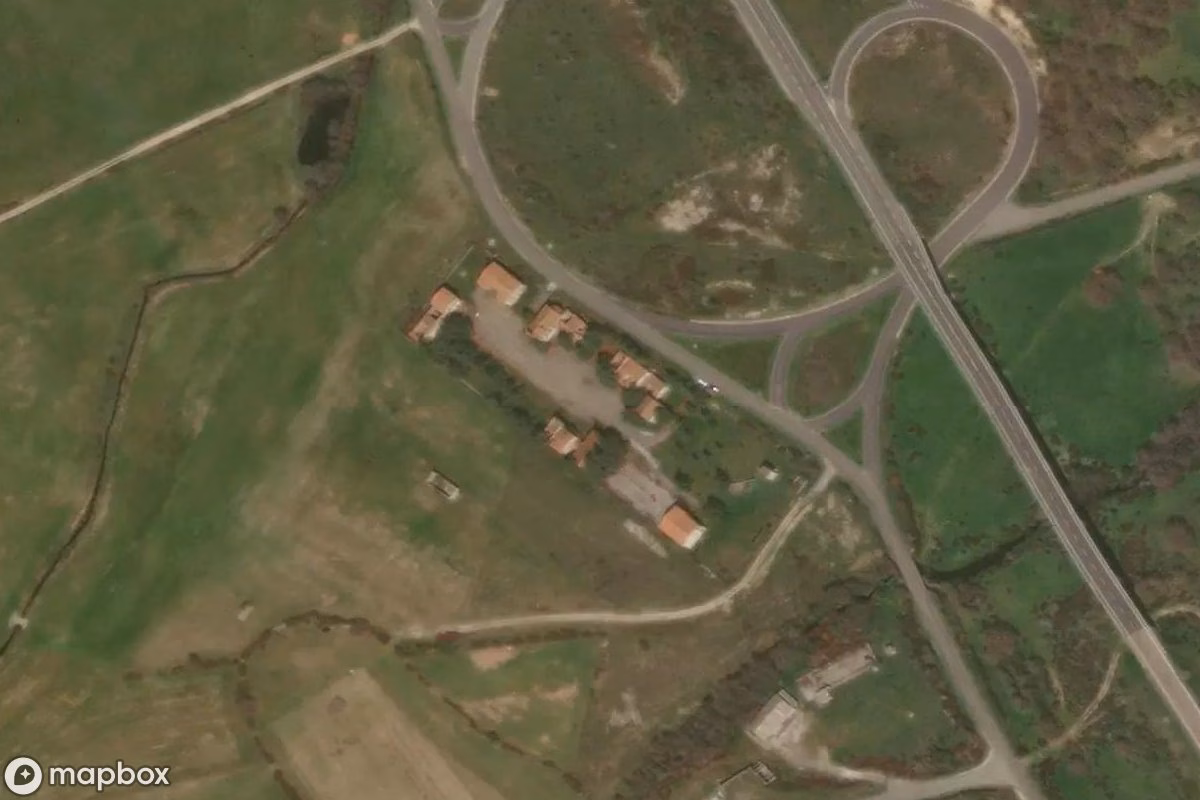 Satelitní letecký pohled na Militärdorf, opuštěné Vojenský objekt v 'Onne/Fonni, Itálie