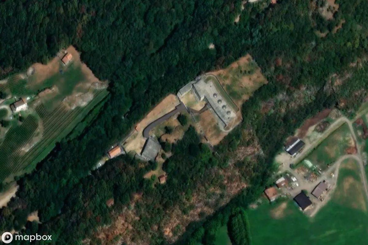 Satellitbillede set fra luften af Fort Montecchio Nord, et forladt  i Colico, Italien
