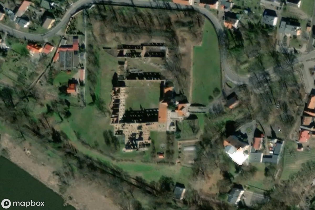 Satellitbillede set fra luften af Château Chevalier, et forladt Slot i Siedlisko, Polen