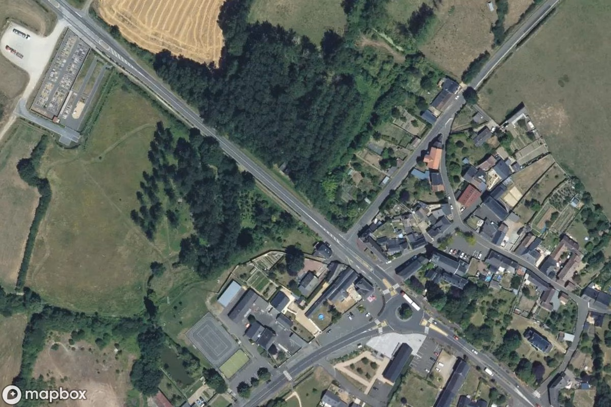 Satellitbillede set fra luften af Duschtherme, et forladt Svømmehal i Bouessay, Frankrig