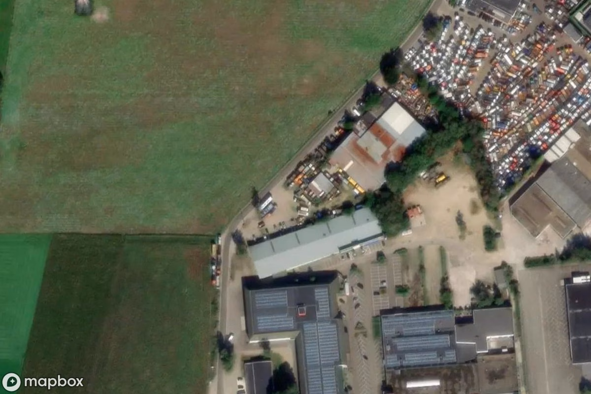 Satellietbeeld vanuit de lucht van Militärfahrzeuge, een verlaten Militair terrein in Peer, België