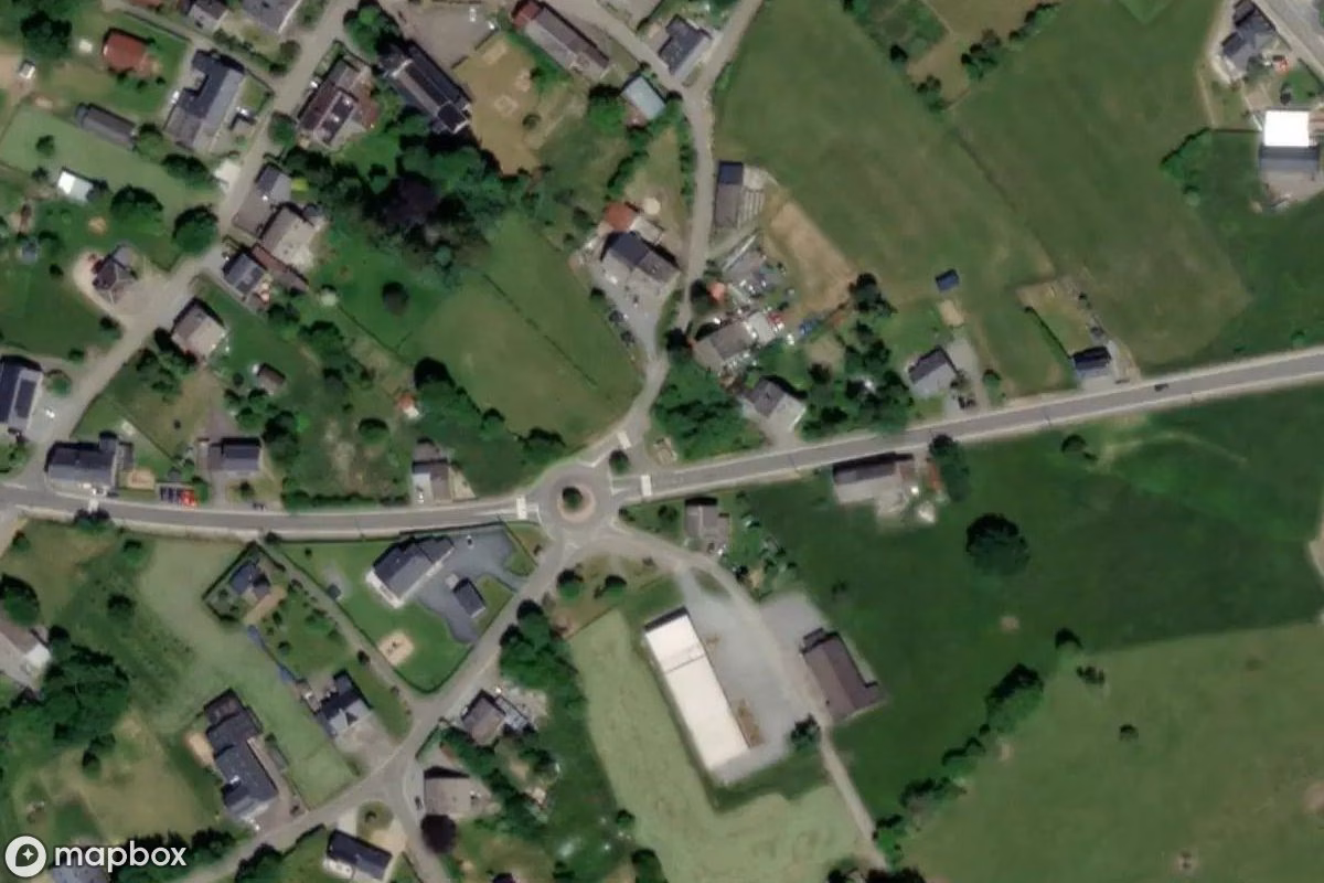 Satelitní letecký pohled na Panther-Panzer, opuštěné  v Manhay, Belgie