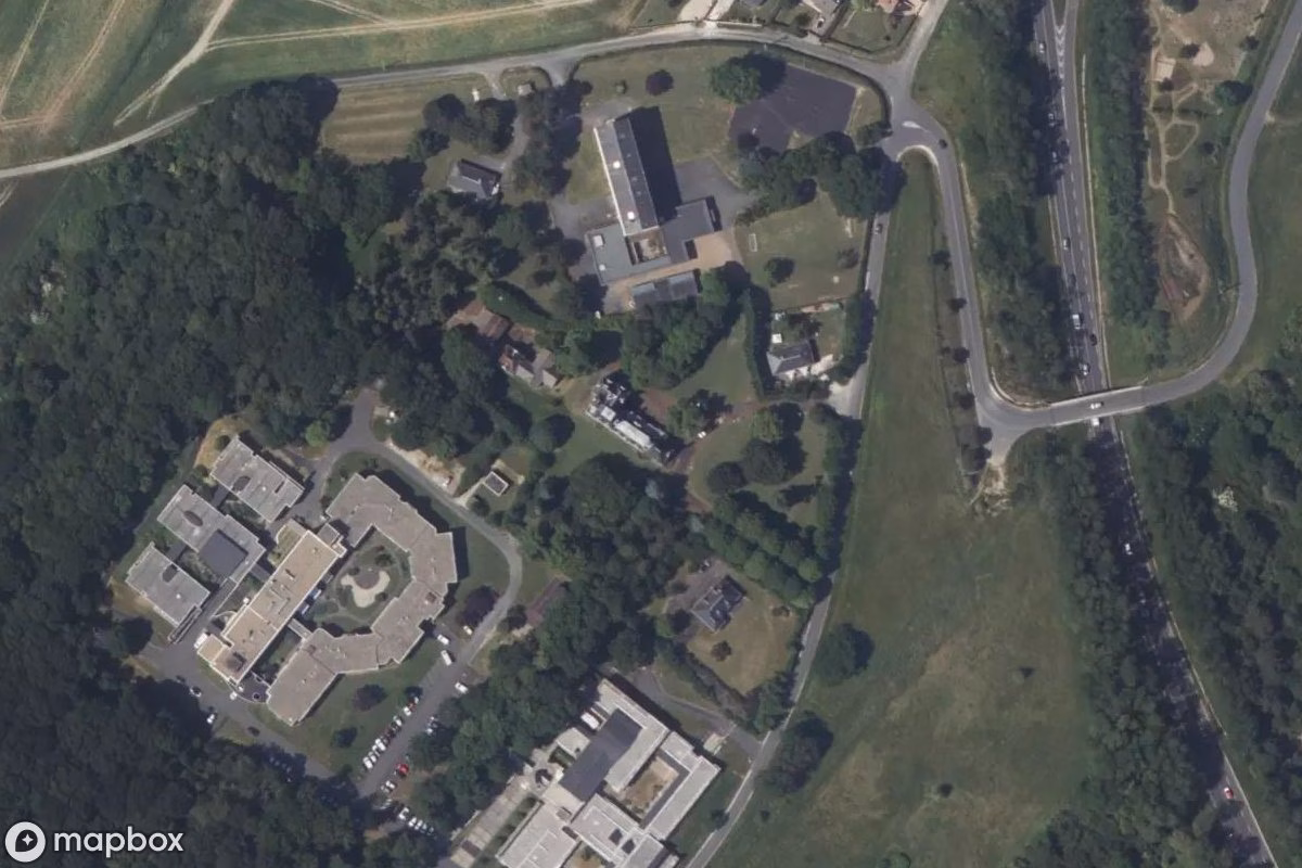 Satellittbilde fra luften av Château Pg, et forlatt Slott i Loches, Frankrike