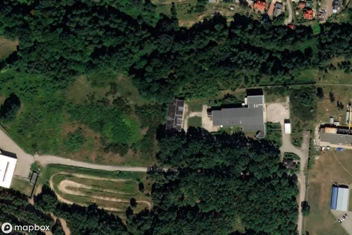 Satellietbeeld vanuit de lucht van Verlassenes Schlachthaus, een verlaten Fabriek in Lubicz Dolny, Polen