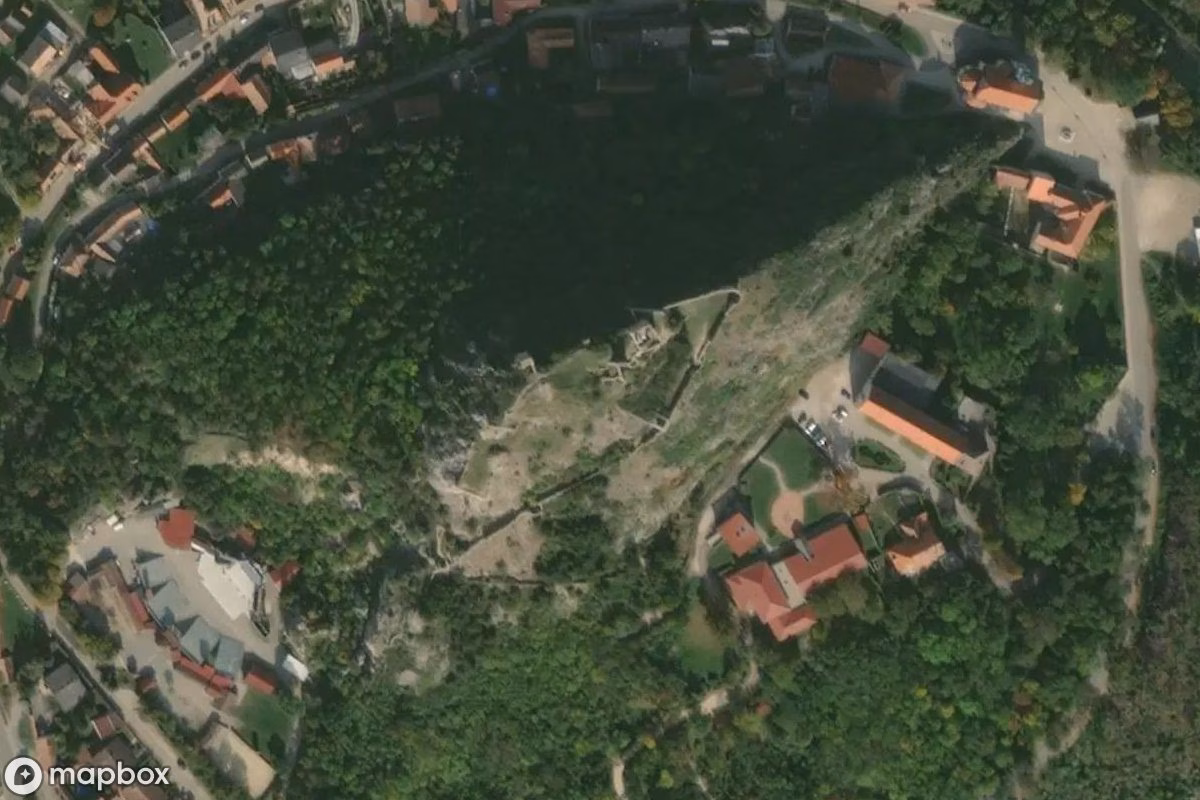 Satellittbilde fra luften av Burgruine Staatz, et forlatt Ruin i Kautendorf, Østerrike