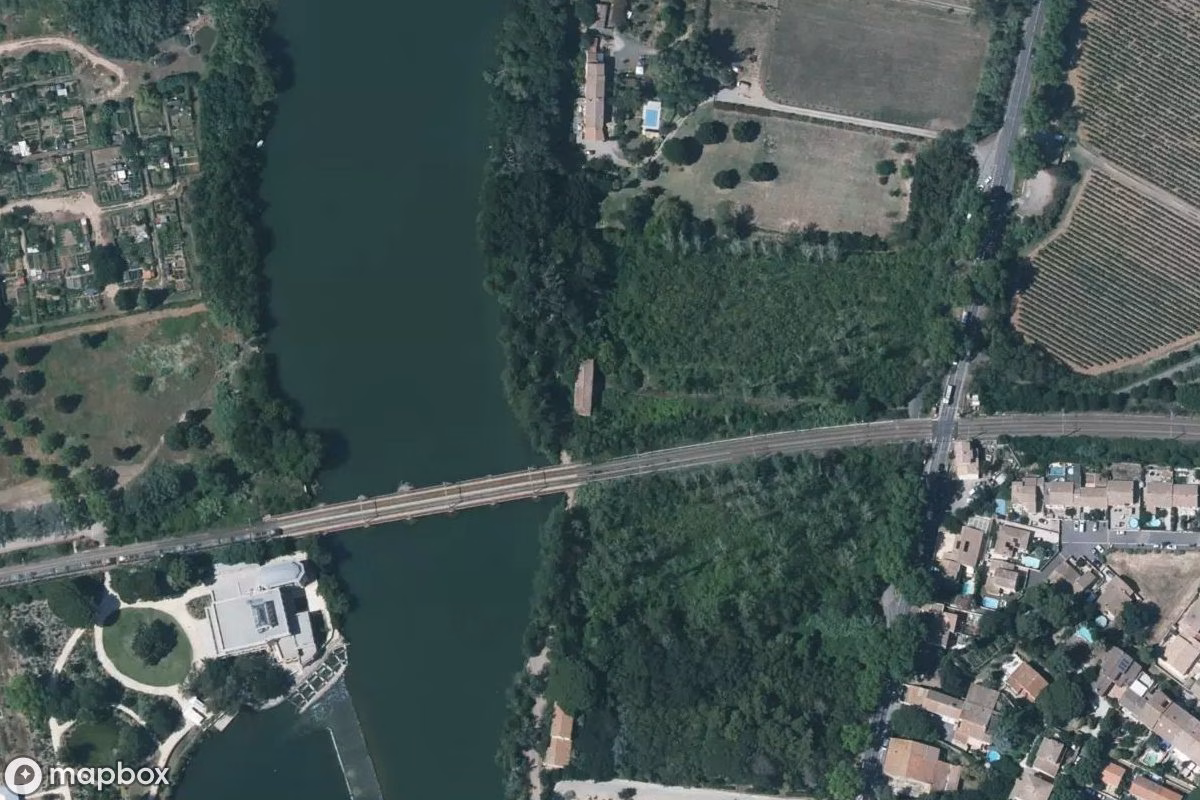 Satellittbilde fra luften av Herrenhaus, et forlatt  i Agde, Frankrike