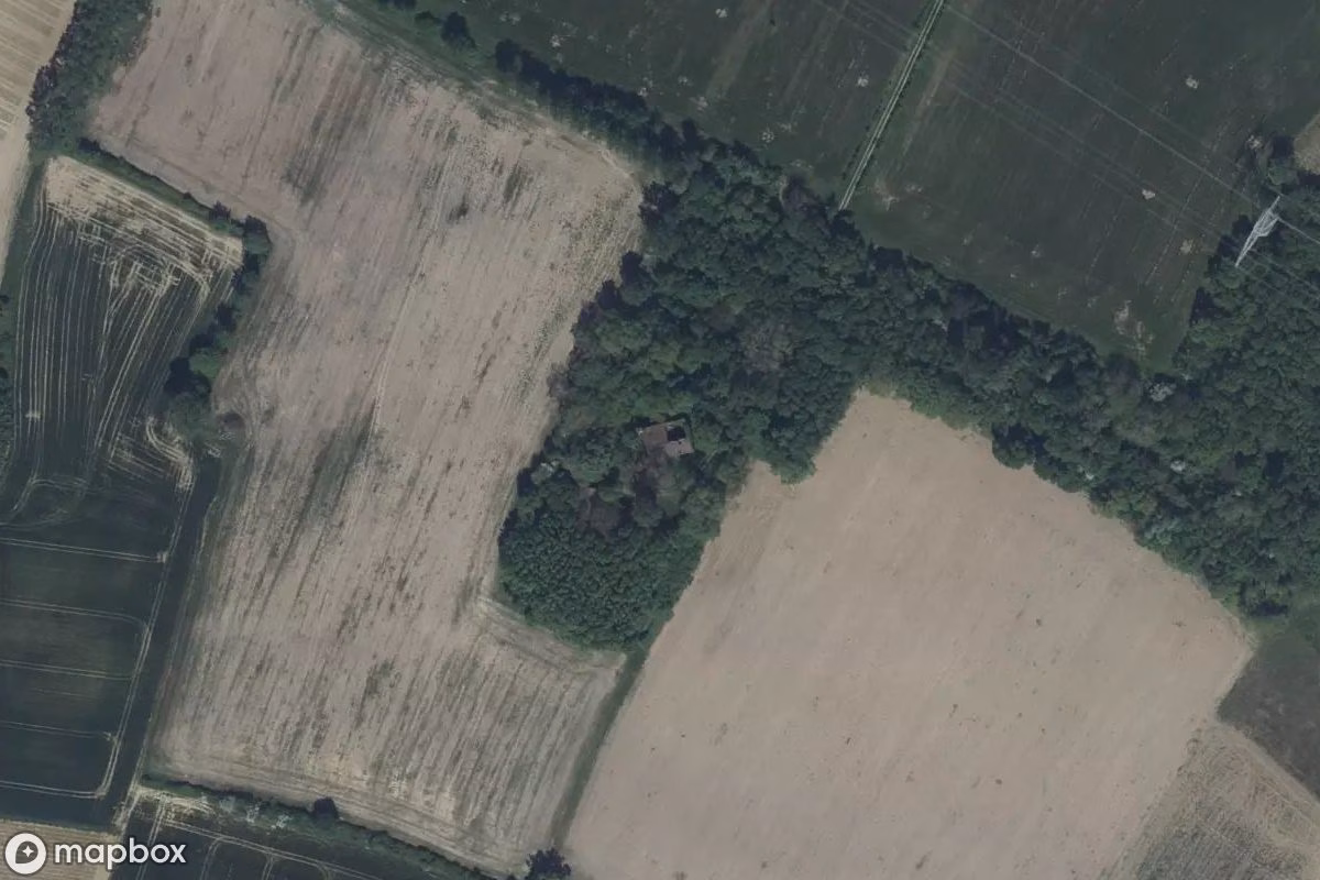 Satelitarny widok z lotu ptaka Maison Parking Mantis, opuszczone Dom mieszkalny w Laplume, Francja