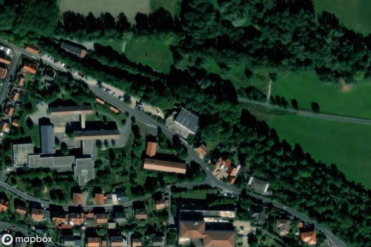 Satellitbillede set fra luften af Schwimmbad, et forladt Svømmehal i Münnerstadt, Tyskland