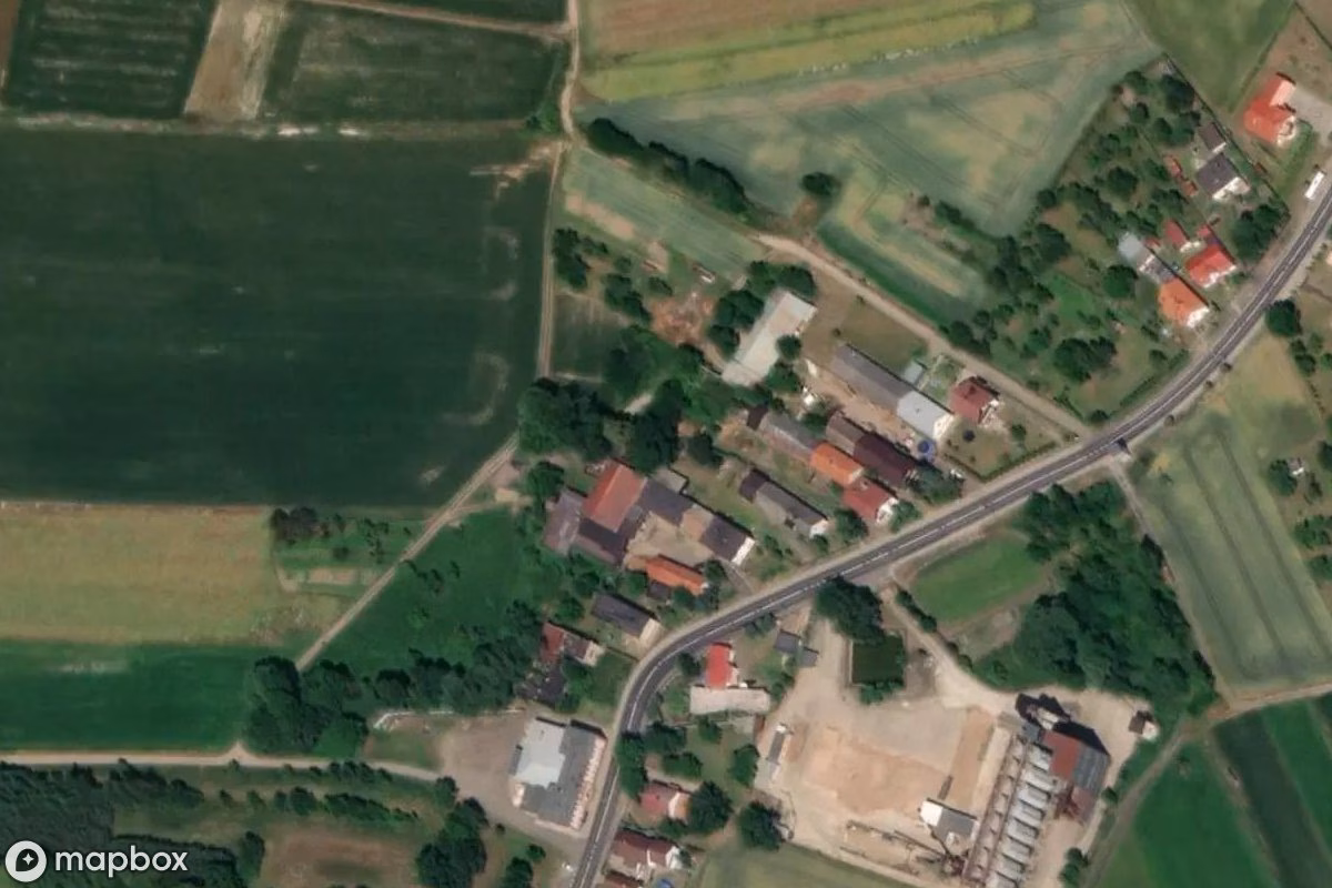 Satellittbilde fra luften av Gießerei, et forlatt Fabrikk i Pawłowiczki, Polen