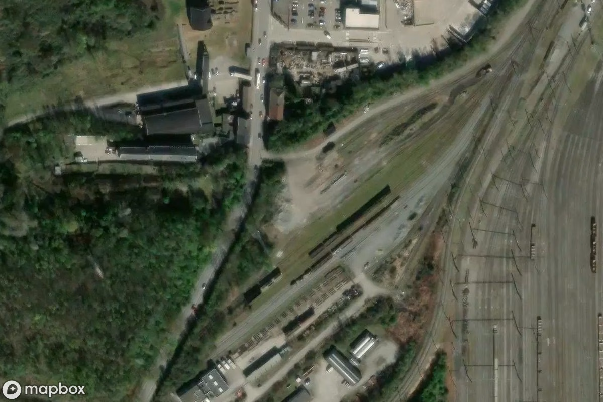 Satellitbillede set fra luften af Bahnhof Monceau, et forladt Togstation i Charleroi, Belgien