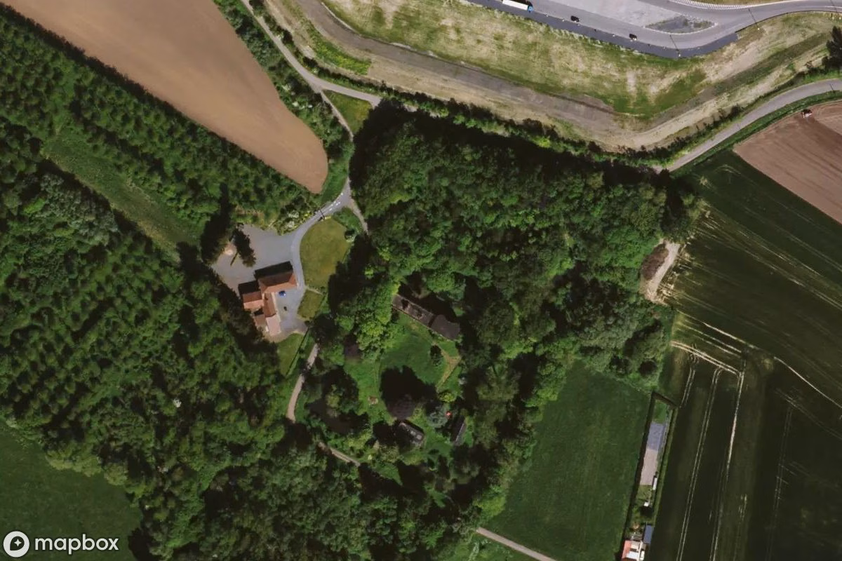 Satellitenansicht von Château de Bitremont, eine verlassene Schloss in Wasmes-Audemez-Briffœil, Belgien