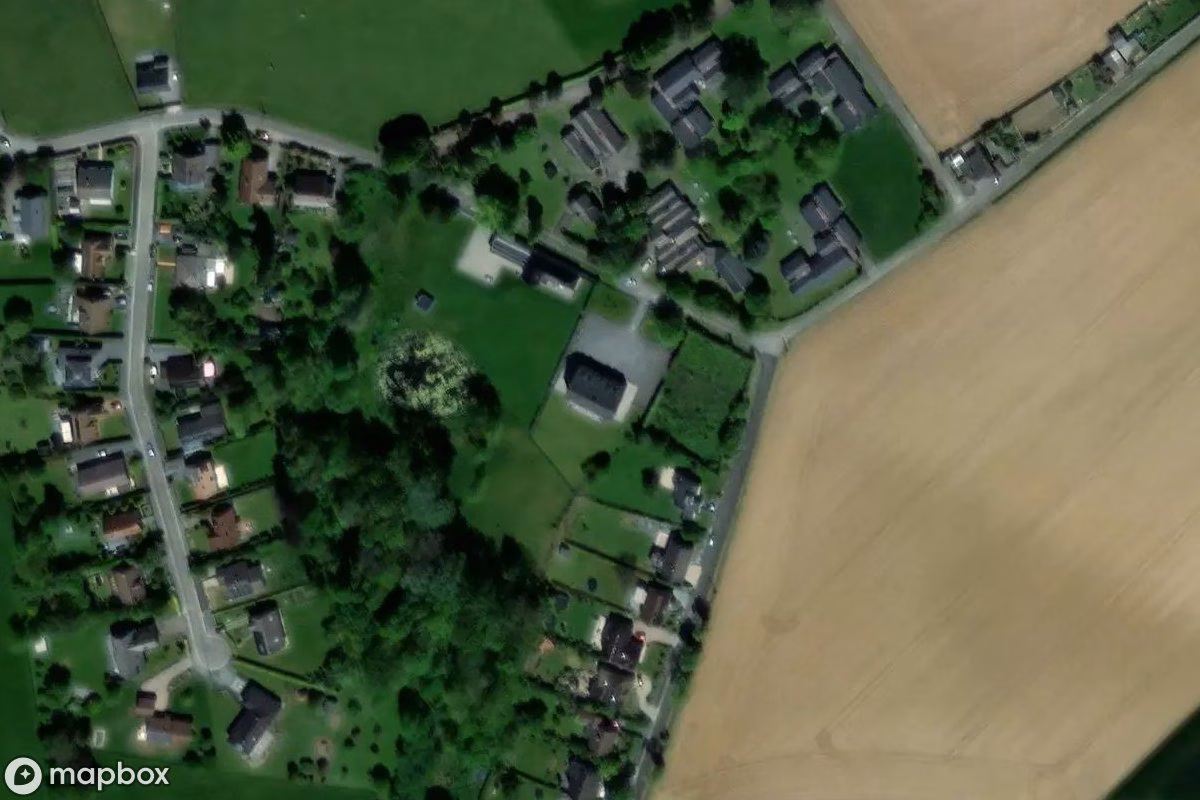 Satellitbild från luften av Schloss Neufvilles 2, en övergiven Slott i Soignies, Belgien