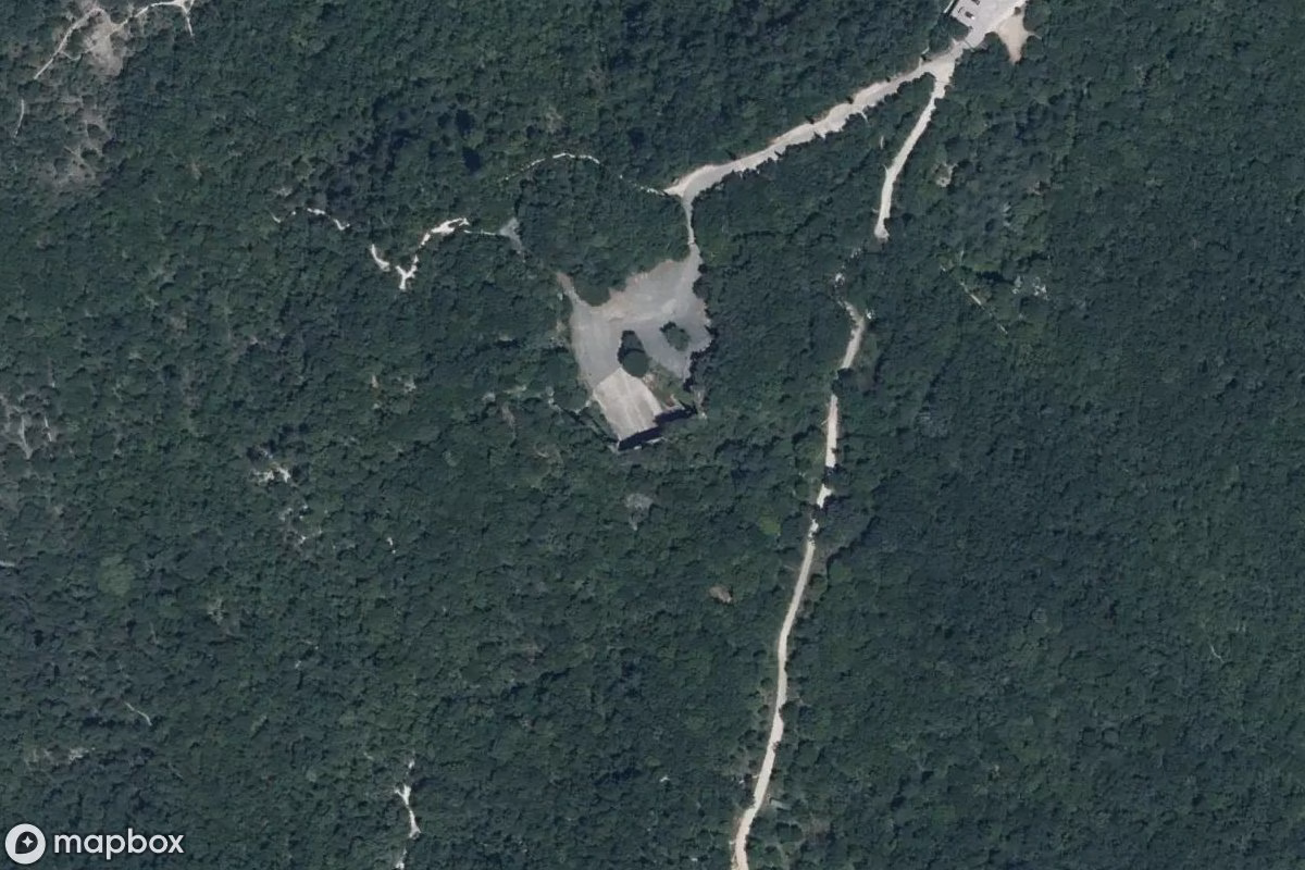 Satellitbillede set fra luften af Höhlenkathedrale Mas Theo, et forladt  i Saint-Restitut, Frankrig