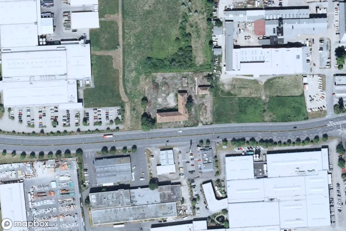 Satellietbeeld vanuit de lucht van VEB Kunstseidenwerk, een verlaten Fabriek in Pirna, Duitsland