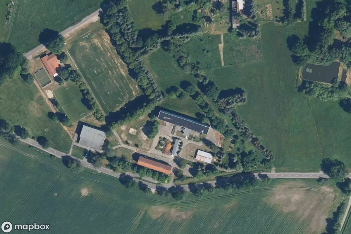Satellietbeeld vanuit de lucht van Schule, een verlaten School in Groß Schacksdorf-Simmersdorf, Duitsland