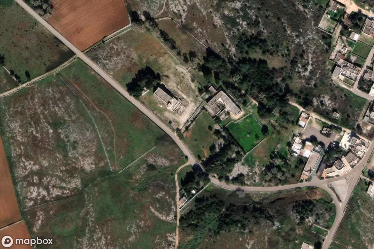 Vista aérea por satélite de Lost Place, un  abandonado en Porto Badisco, Italia