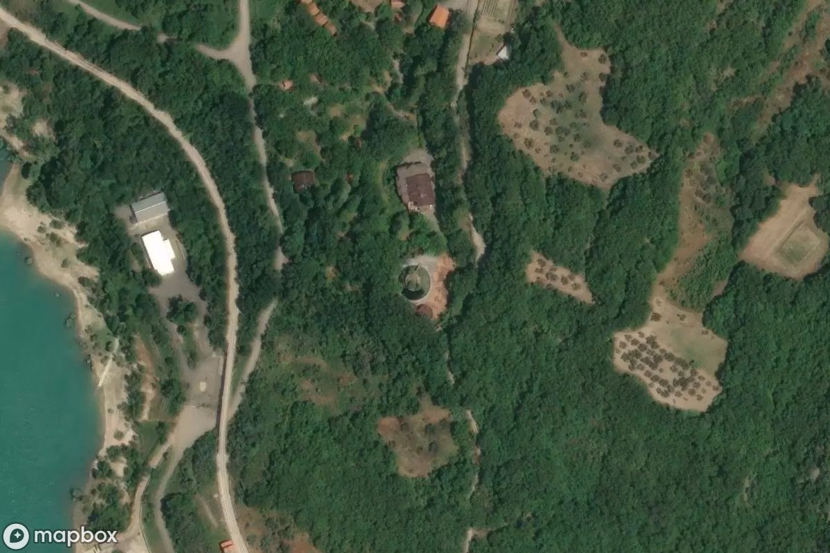 Vista aérea por satélite de Hotel, un Hotel abandonado en Bomba, Italia