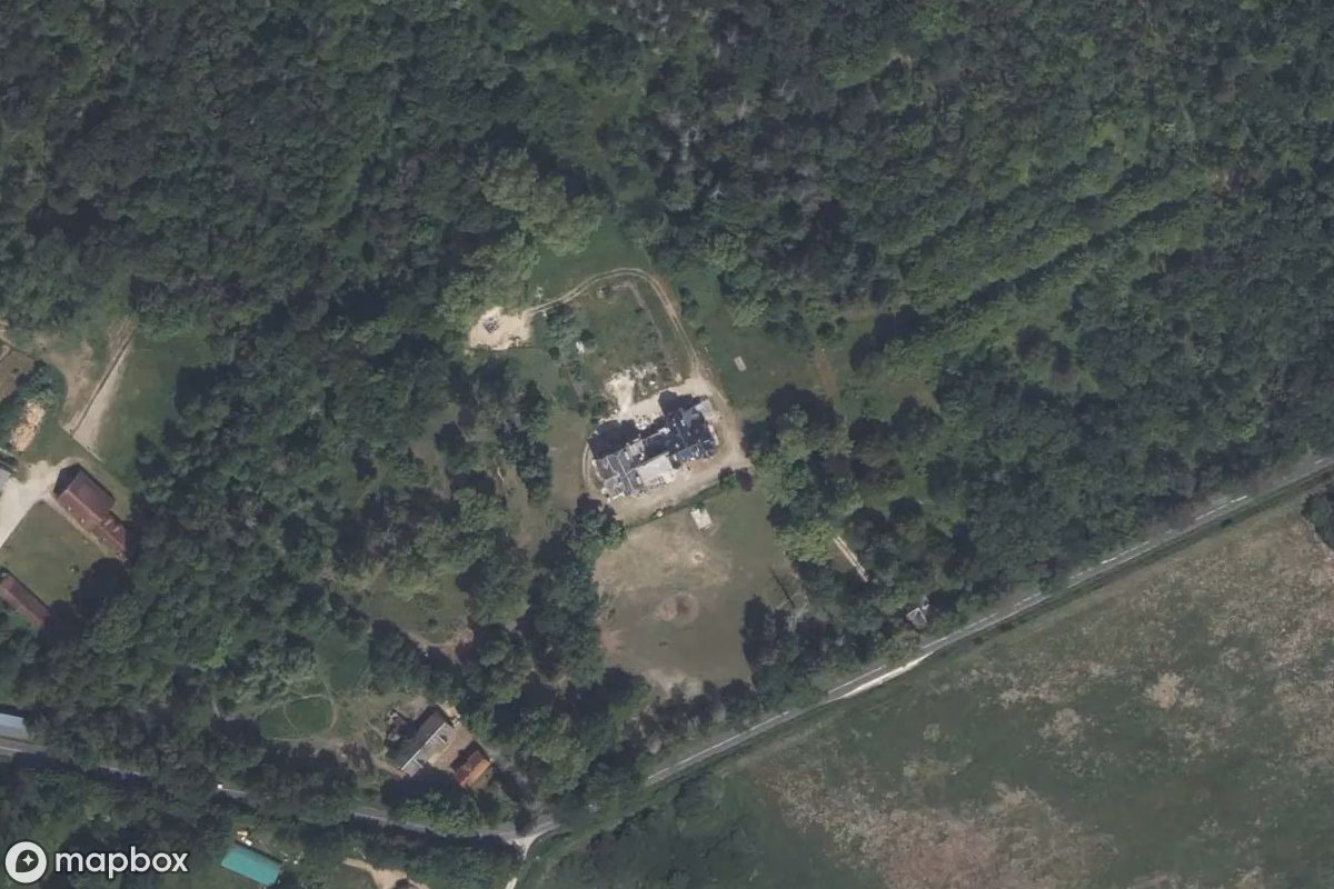 Satellitenansicht von Château du Moulin aux Lièvres, eine verlassene Schloss in Les Choux, Frankreich