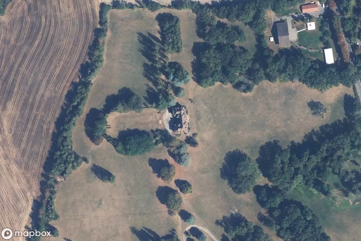 Vue aérienne satellite de Manoir Ozan Selamet, un Résidence abandonné à Excenevex, France