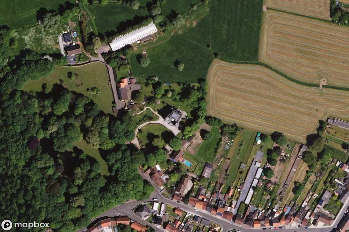 Satelitarny widok z lotu ptaka Château de Daudergnies, opuszczone Zamek w Basècles, Belgia