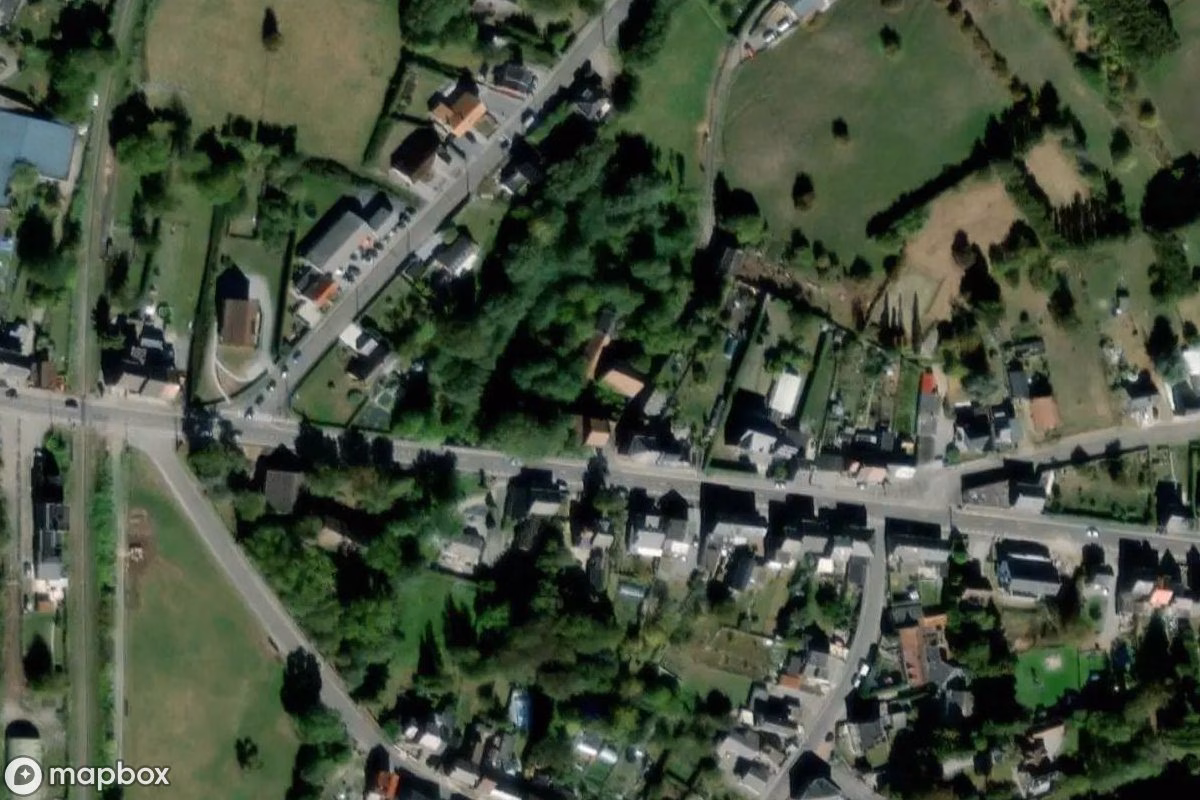 Satellietbeeld vanuit de lucht van Haus Nike Air, een verlaten  in Sambreville, België