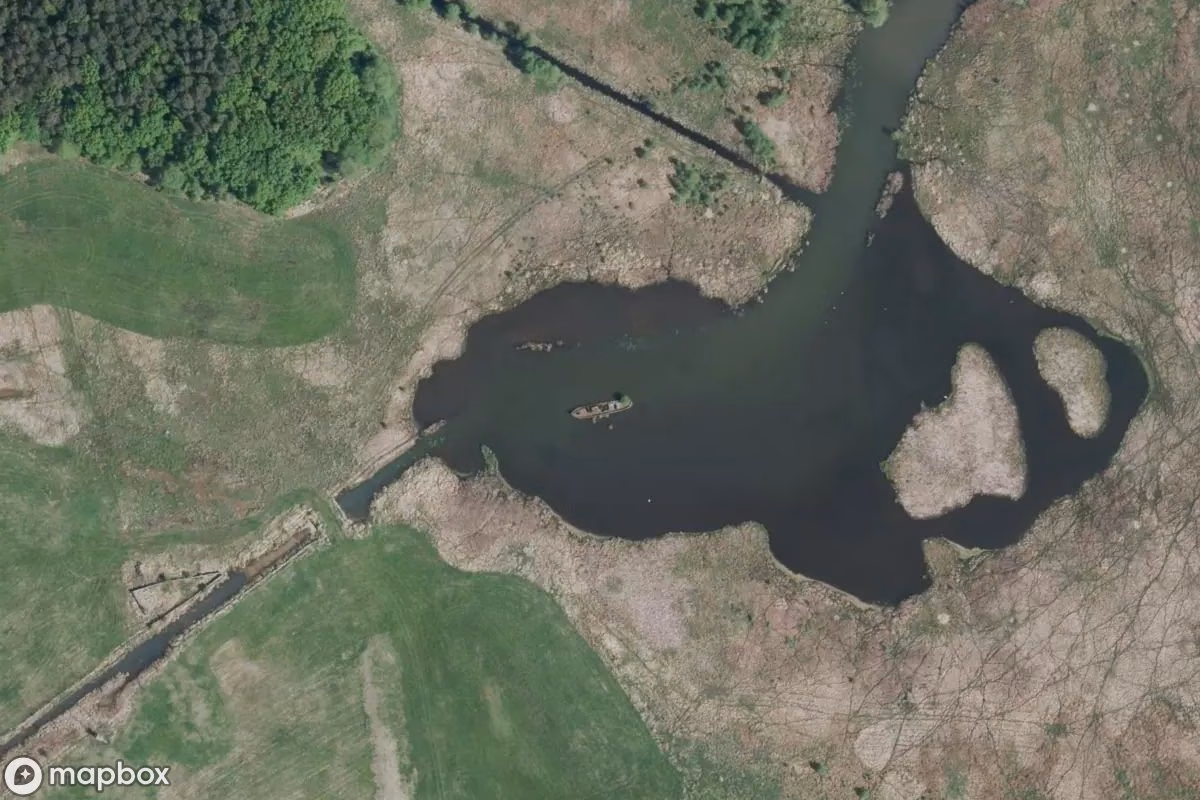Satellietbeeld vanuit de lucht van Schiffswrack, een verlaten in Langewahl, Duitsland