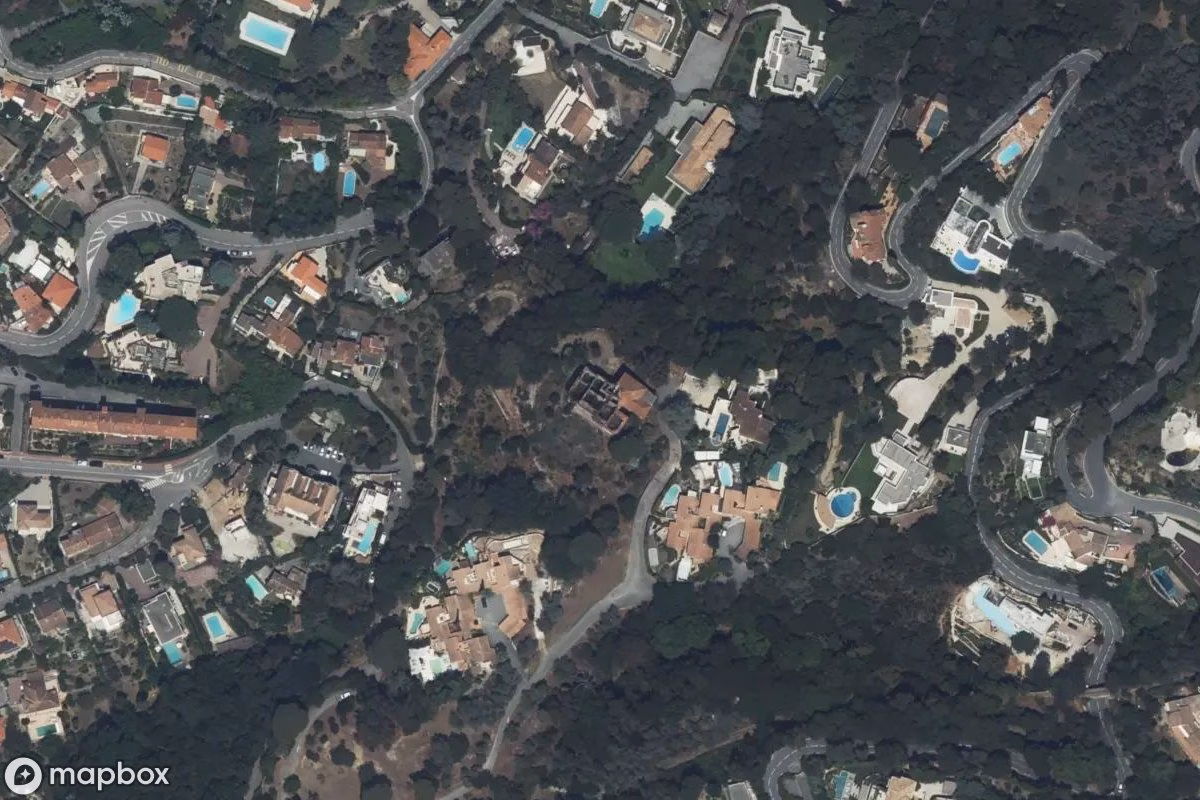 Satelitarny widok z lotu ptaka Villa Du Lord, opuszczone Dom mieszkalny w Cannes, Francja