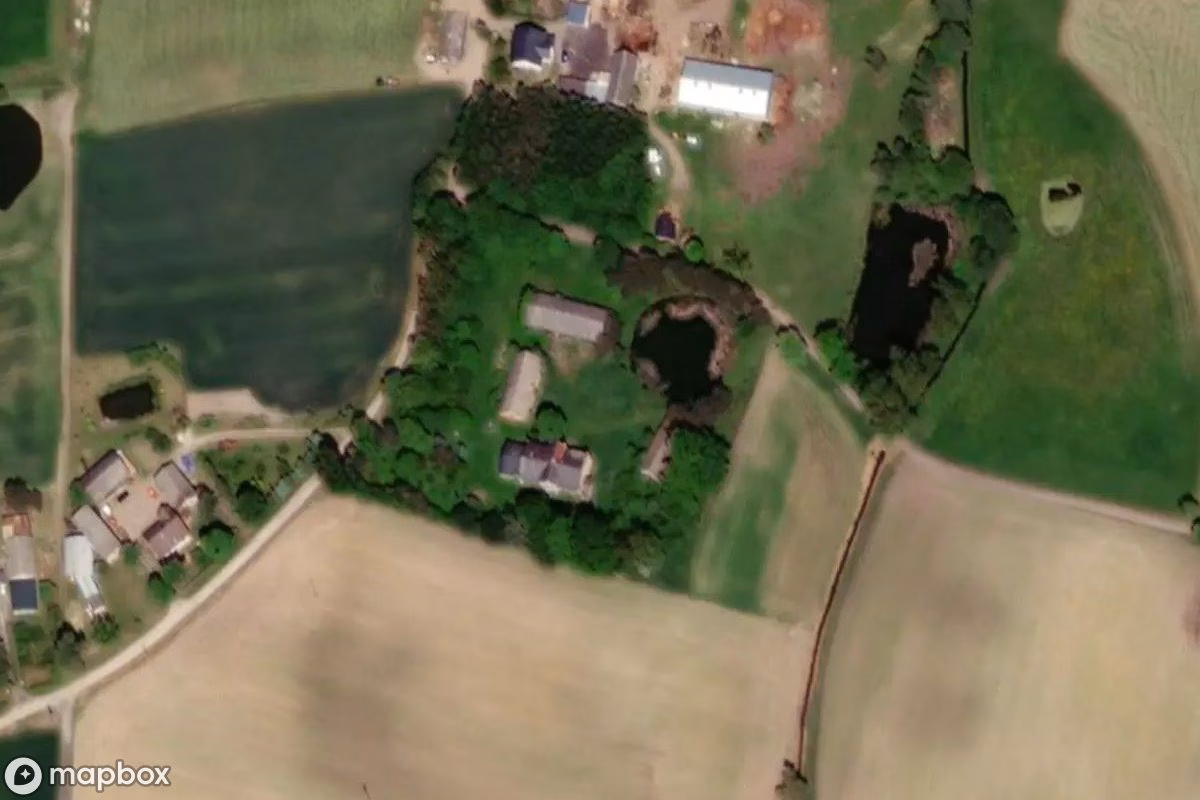 Vue aérienne satellite de Palais & Bauernhöfe, un Château abandonné à Rogóźno, Pologne