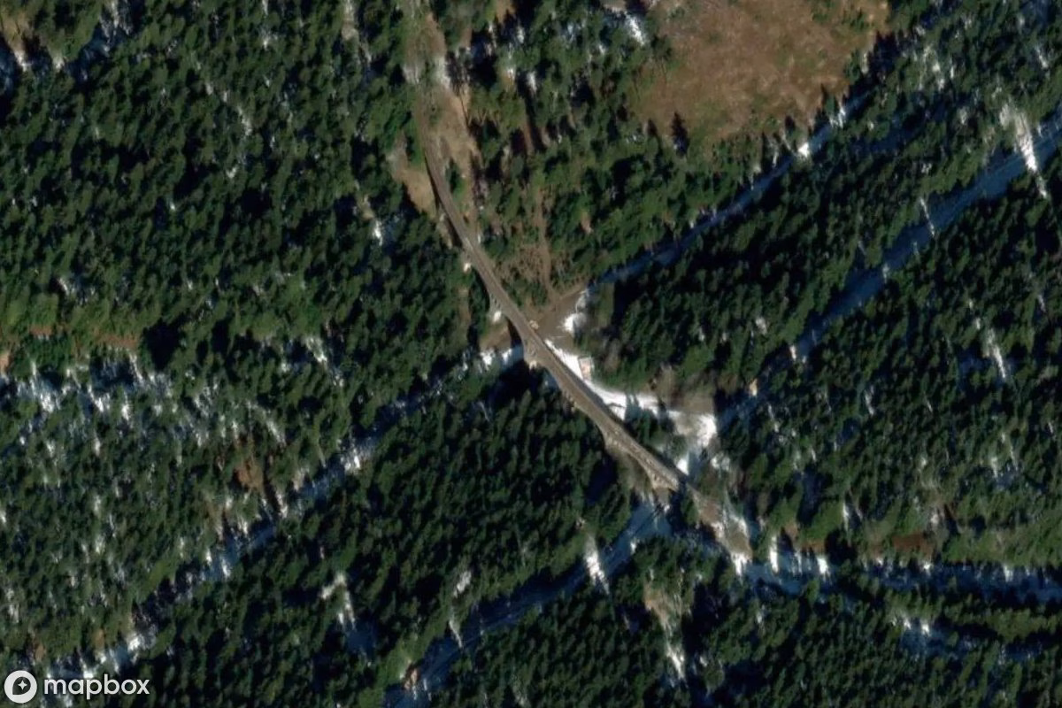 Satellitbild från luften av Viadukt, en övergiven Bro i Neuhaus am Rennweg, Tyskland